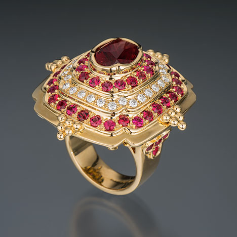 Ring with Oregon sunstone. Figure 3. While not as large as some of the other colored stones used by Paula Crevoshay, the intense color and unique cut of the 2.77 ct Oregon sunstone makes this ring one of her favorite pieces. The center stone’s color is complemented by 3.24 carats of red spinel. Photo by Robert Weldon/GIA; courtesy of Paula Crevoshay.