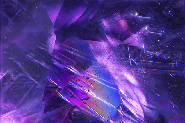 This faceted hexagonite contained iridescent cleavage cracks. This faceted hexagonite contained iridescent cleavage cracks.