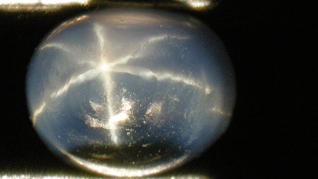 Synthetic sapphire cabochon with star restricted to the blue zones Synthetic sapphire cabochon with star restricted to the blue zones