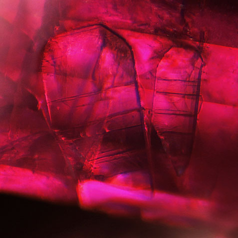 The red beryl’s crystal inclusions were a columnar shape with distinct cleavage features. The red beryl’s crystal inclusions were a columnar shape with distinct cleavage features.