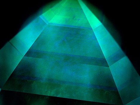 Figure 4. DiamondView imaging of the 34 ct CVD diamond revealed at least eight growth steps. Image by Ka Wing Tam.