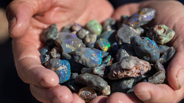 W15-Hsu-fig9_194215-636x358.jpg. Handful of opal