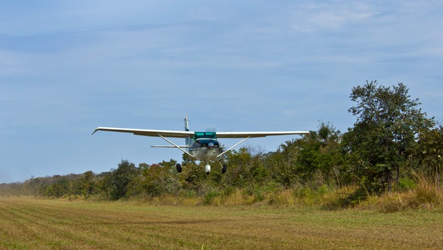 鉱山の近くには、小さな飛行機1機分のわずかなスペースがある。 撮影:Robert Weldon/GIA 鉱山の近くには、小さな飛行機1機分のわずかなスペースがある。 撮影:Robert Weldon/GIA