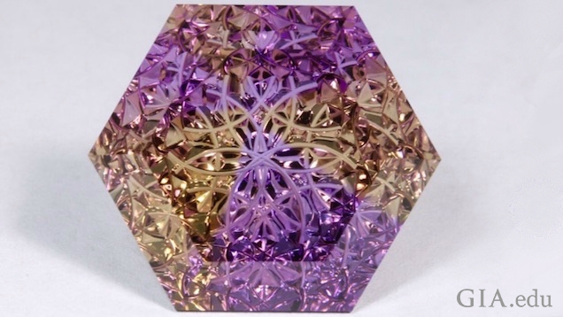 一颗精雕细琢的八角形紫黄晶(黄水晶和紫水晶)。 一颗精雕细琢的八角形紫黄晶(黄水晶和紫水晶)。