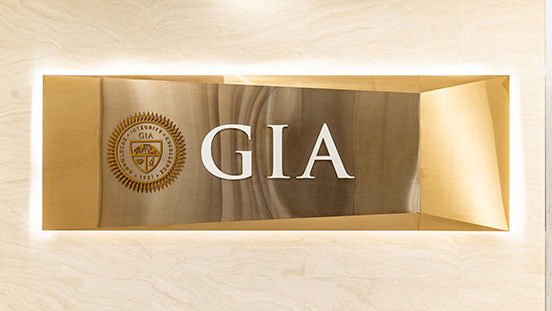 GIAで勉強するということは、源で学ぶことを意味する。4Cを開発した機関から宝石学に関する重要な知識を、そして熟練した講師から貴重なデザイン技術を学ぶ。 GIAで勉強するということは、源で学ぶことを意味する。4Cを開発した機関から宝石学に関する重要な知識を、そして熟練した講師から貴重なデザイン技術を学ぶ。