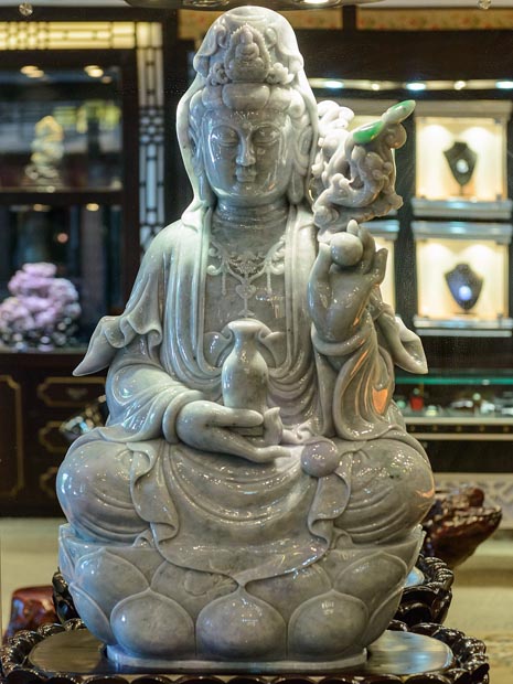 The artistic talent and workmanship of the jadeite carvings in Pingzhou made a strong impression with the entire team. Photo by Eric Welch, © GIA, courtesy of Mazu