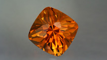 受賞歴のある宝石デザイナー、John Dyer（ジョン·ダイアー）は、この宝石のカットスタイルを豪華なラディアントカットと呼びます。 重さが19.90カラットです。 – Lydia Dyer（リディア・ダイアー）、宝石提供：John Dyer & Co.（ジョン・ダイア―社）