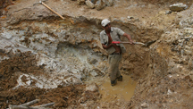 独立したトパーズ鉱夫がブラジルのミナスジェライス州オウロ・プレットのCapão鉱山近付近でインペリアルトパーズを捜している。