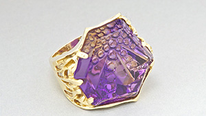 この18Kゴールドリングの目玉は、52.62カラットの 宝石デザイナーのJohn Dyerの手によるDreamscape™（ドリームスケープ）カットのアメトリン。 このサイズの宝石では、この見事なリングのように、大胆なデザインが要求される。 提供：Cassanova's Jewelry