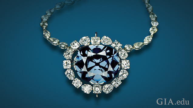 这张图片显示了镶嵌在镶座中的 Hope Diamond（霍普钻），周围环绕着众多钻石。