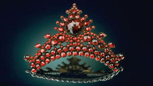 This antique hair comb set with Bohemian pyrope garnets from the Czech Republic is part of the National Gem Collection at the Smithsonian Institution. Courtesy: Chip Clark, Smithsonian Institution