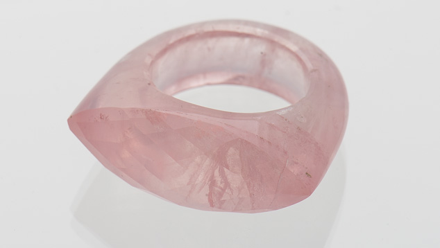 蔷薇石英因含有矿物内含物而呈柔和的粉红色。 这个戒指是由一整块蔷薇石英雕刻而成。 - Eric Welch（埃里克·韦尔奇），由 Jana Miyahira-Smith 友情提供