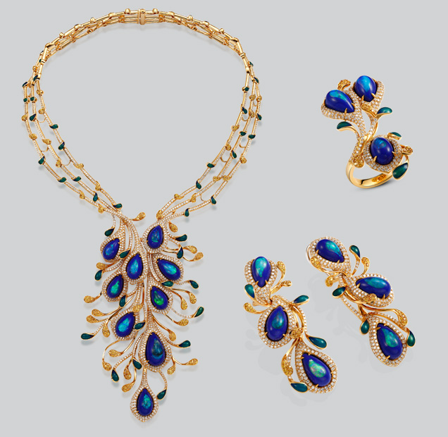 Shirley has designed many jewelry pieces with animal themes. She used a very unique inlay method to show the peacock’s colors in this jewelry set, which is called “The Spirit of Peacock.” – Photo courtesy Shenzhen Meiher Jewelry Ltd.