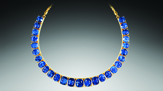 这条项链中的蓝宝石大小从 2.4 克拉到 6.7 克拉不等，据说产自 Baw Mar 矿场。 这是最近在 Gübelin 宝石鉴定所鉴定的宝石之一；该鉴定所研究过的一些产自 Baw Mar 矿场的宝石达 15 克拉。 摄影：Beryl Huber。