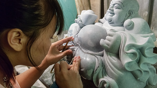 アーティストがジェダイトの仏像を彫る