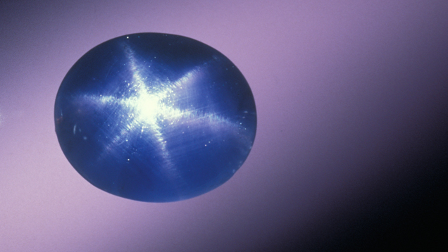 此蓝色蓝宝石呈现了六角星星的星光。
