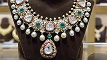这条传统的莫卧儿风格项链，含有珍珠、红宝石、祖母绿和 polki 钻石，是 C. Krishniah Chetty & Sons 的设计作品。 摄影：Eric Welch（埃里克·韦尔奇）/GIA
