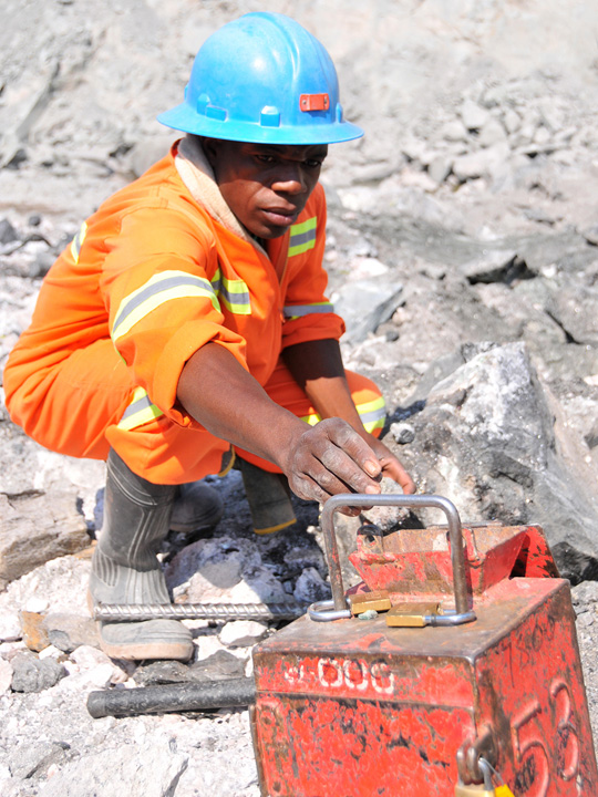 ザンビアのkagem カジェム エメラルド露天掘り鉱床訪問 リサーチ ニュース