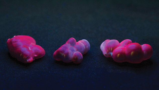 Red fluorescence under long-wave UV in pearls