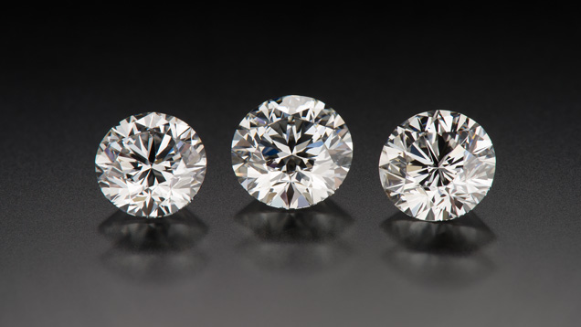 此图中有三颗圆形明亮式钻石，重量分别是 0.76、0.82 及 0.74 克拉（从左到右），均达到了很好的切工等级。 每一个切工等级都代表一系列的比例组合，因此，每个切工等级的钻石外观都不相同。 摄影：Kevin Schumacher（凯文·舒马赫）/GIA