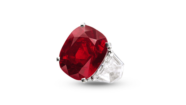 这颗 25.59 克拉的 日出红宝石嵌于一枚卡地亚 (Cartier) 戒指之上，在苏富比日内瓦拍卖会上拍出了 3030 万美元的高价，这是拍卖历史上红宝石所拍得的最高价格，同时也创造了红宝石每克拉单价之最（将近 120 万美元）。 由苏富比拍卖行友情提供。