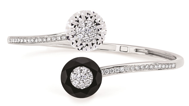 这个阴阳手镯来自 Bhansali（班萨里）的“One”系列，由 18K 白金制成，上面镶嵌着 6.30 克拉的白色石英、6.50 克拉的 黑色条纹玛瑙和总克拉重量为 1.50 的钻石。 照片版权归 Bhansali（班萨里）所有