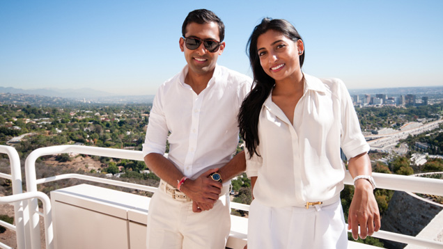 Tej Bhansali（泰杰·班萨里，左）和 Anar Bhansali（安娜·班萨里）在他们的家乡洛杉矶的盖蒂博物馆分享了他们在 GIA 的求学时光，他们将这段时间视为自己职业发展的一个重要阶段。 “在 GIA 的求学时光是我曾拥有或可与人分享的最宝贵的经历和最美好的记忆，”Tej Bhansali（泰杰·班萨里）说道。 妹妹 Anar（安娜）深有同感，说道，“GIA 给了我一个坚实的发展基础。 它所营造的大家庭氛围和社区体验也让我难以忘怀。”照片由 Bhansali（班萨里）提供