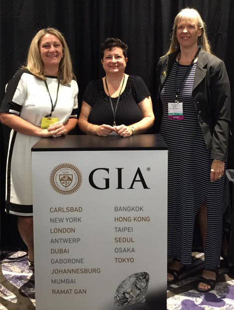 GIA 全球校友关系经理 Kate Donovan（凯特·多诺万，左）、格鲁吉亚分会联合主席 Anne Jeffries（安妮·杰弗里斯，中）和 Kathy Kinev（凯西·吉内辅）。