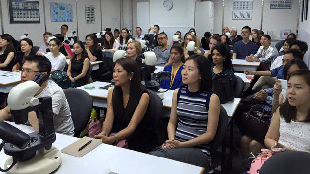 香港校友聆听由 Gemworld 的 Richard Drucker（理查德·德鲁克）和 Stuart Robinson（斯图尔特·罗宾逊）所进行的演讲。