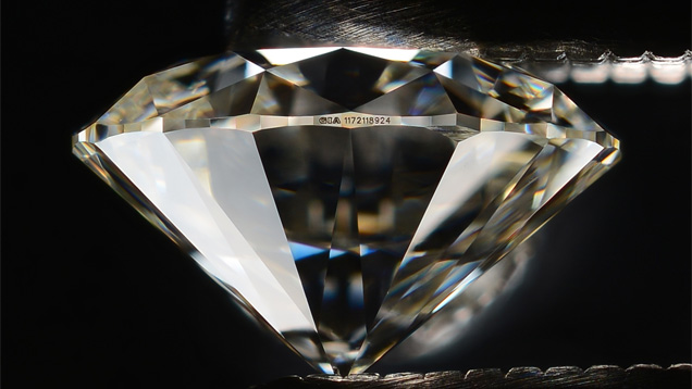 在钻石腰围部位镌刻细微的证书编号，使钻石在丢失和失窃时能轻松辨识。
