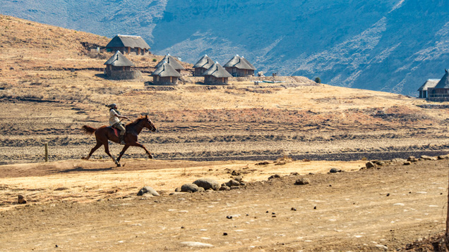 This remote village, deep in the Maloti Mountains near the Letšeng mine, is primarily dedicated to agriculture and sheep herding. Villagers also form the workforce for the diamond mine. Basuto ponies, such as the one seen here, are esteemed for their speed and surefootedness in the steep, rocky mountain passes. Photo by Robert Weldon/GIA.