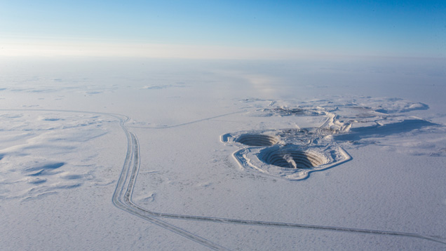 長い北極の冬は、7ヶ月から8ヶ月もの間、大地と湖を氷に閉ざす。 ダイアヴィク ダイヤモンド鉱山（上）は凍ったラック デ グラス湖周辺のキンバーライト群に囲まれている。 写真：Rio Tinto（リオ ティント）