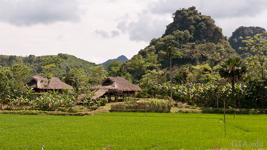 ルビーを産出するルック イェン地域の山のふもとには小さな村がある。写真：Vincent Pardieu/GIA