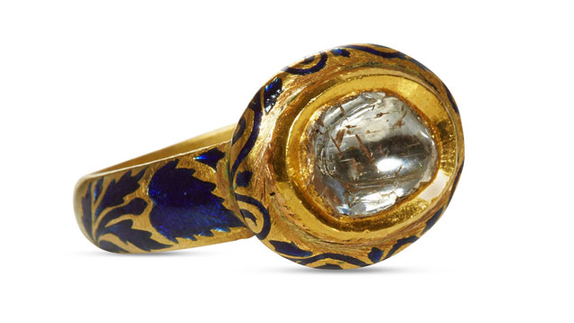Jade Jaggerのデザインは、ゴールドとエナメルのリングにベゼルセットされた約0.5カラットのポルキダイヤモンドを特徴としている。