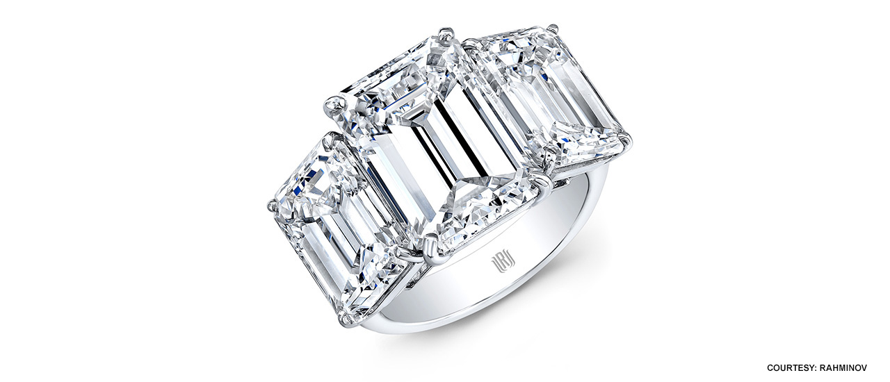 在这枚精美的三石戒指上，有 15 克拉的钻石镶嵌在铂金之中。由 Rahaminov 友情提供