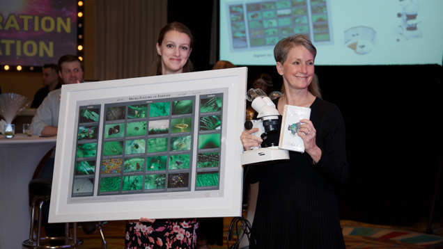 在现场拍卖期间，Shauna Turner（肖娜·特纳，左）拿着一幅祖母绿内含物挂图，Starla Turner（斯泰勒·特纳，右）拿着一件 PresentationScope。