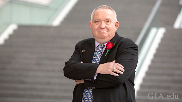 ニューヨークのJavits Center（ジャビッツ センター）の階段の前に立つPatrick O’Shea。