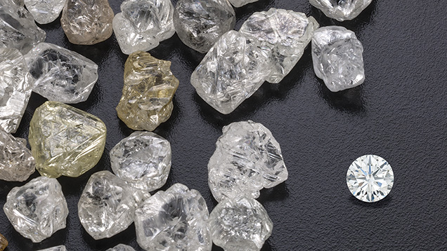 ボツワナ産のダイヤモンド原石とカットダイヤモンド