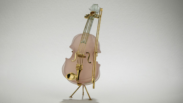 An exquisite viola carved in rose quartz with 18K gold accents is featured in the “Symphony in Gemstones” collection. The gemstone “orchestra” was carved by Lothar Hermann of Idar-Oberstein, Germany. – Robert Weldon, gift of Art Sexauer