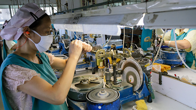 Worker faceting stones