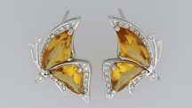 蝶のイヤリングは4つの鮮やかな赤みを帯びたオレンジのシトリン（黄水晶）を備え、ダイヤモンドとホワイトゴールドの美しいコンストラストをなす。 – Don Mengason、寄贈：Denoir