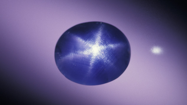 宝石中极微小的内含物会产生瑰丽的反射光，称之为星光效应。 - © GIA & Tino Hammid（蒂诺·哈米德），Benjamin Zucker（本杰明·朱克）友情提供