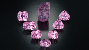 锂紫玉晶体和刻面宝石