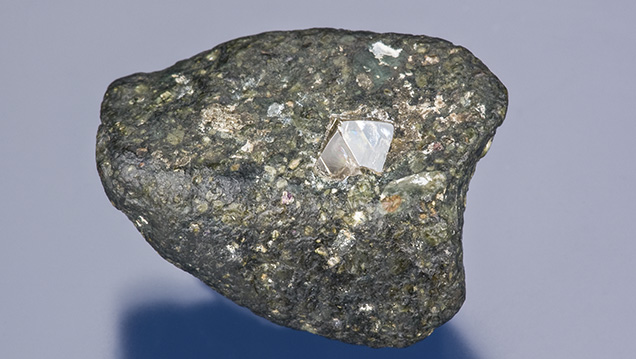 这种边缘锋利的八面体钻石晶体存在于金伯利岩之中（这种岩石将其带到了地球表面）。 此类晶体可保存深达地幔的矿物，并可提供此处的温度和压力条件记录。 Robert Weldon（罗伯特·韦尔登） © GIA