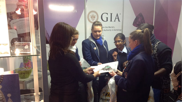 学生在 Career Indaba（于 6 月 20-22 日在约翰尼斯堡举办）上参观 GIA 展台。