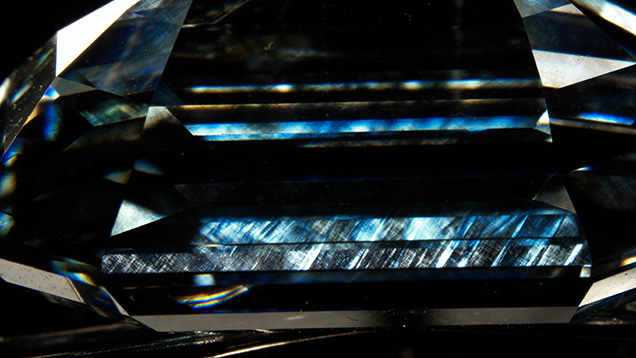 Hoa văn Tatami được quan sát thấy trong viên kim cương De Beers Cullinan Blue.