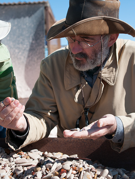 Vincent Pardieu selecting black opal specimens