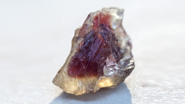 这颗精心挑选的红色日光石原石将制作成华美的刻面宝石。 而它只是 Ponderosa（庞德洛萨）矿主此行收获的 25 公斤原石中的其中一颗。 — Robert Weldon（罗伯特·韦尔登）