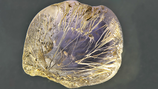 Negative crystals and growth tubes in a spinel from Madagascar