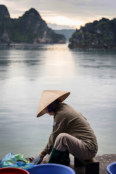 Vietnamese pearl farm employee at Hạ Long Bay